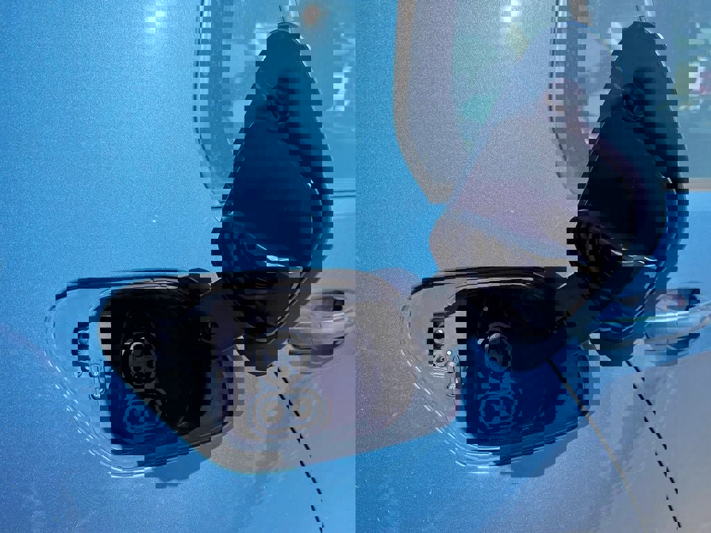 Used 2016 Volkswagen e-Golf SE w/ DC Fast Charging Package FWD image 29