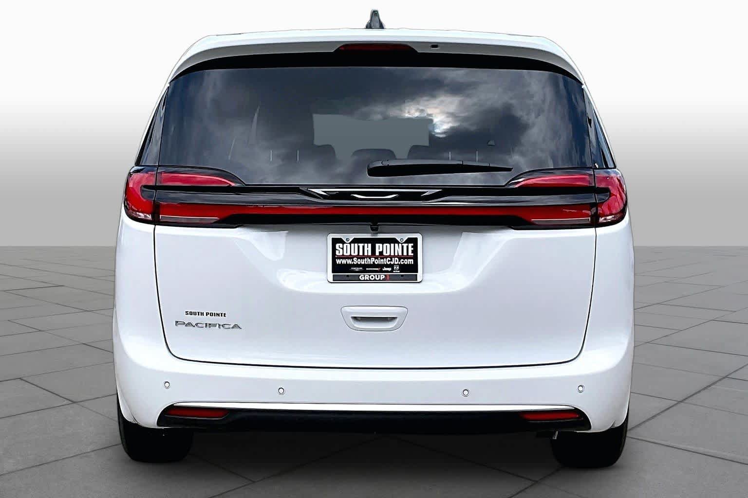New 2027 Chrysler Pacifica Select FWD image 4