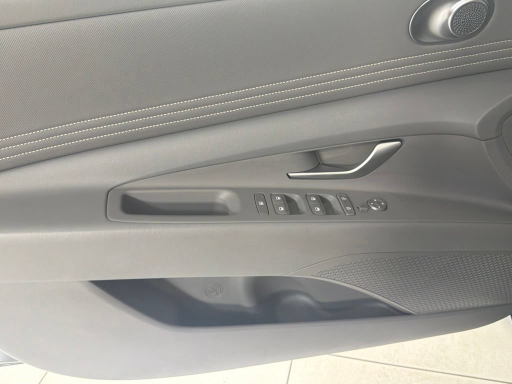 Certified 2025 Hyundai Elantra SEL FWD image 12