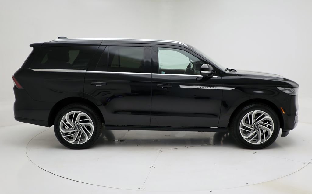 Used 2025 Lincoln Navigator Reserve AWD/4WD image 3