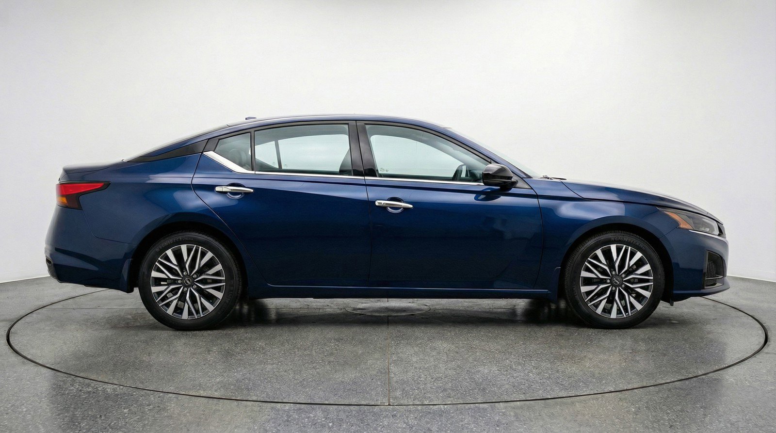 Used 2025 Nissan Altima 2.5 SV image 11