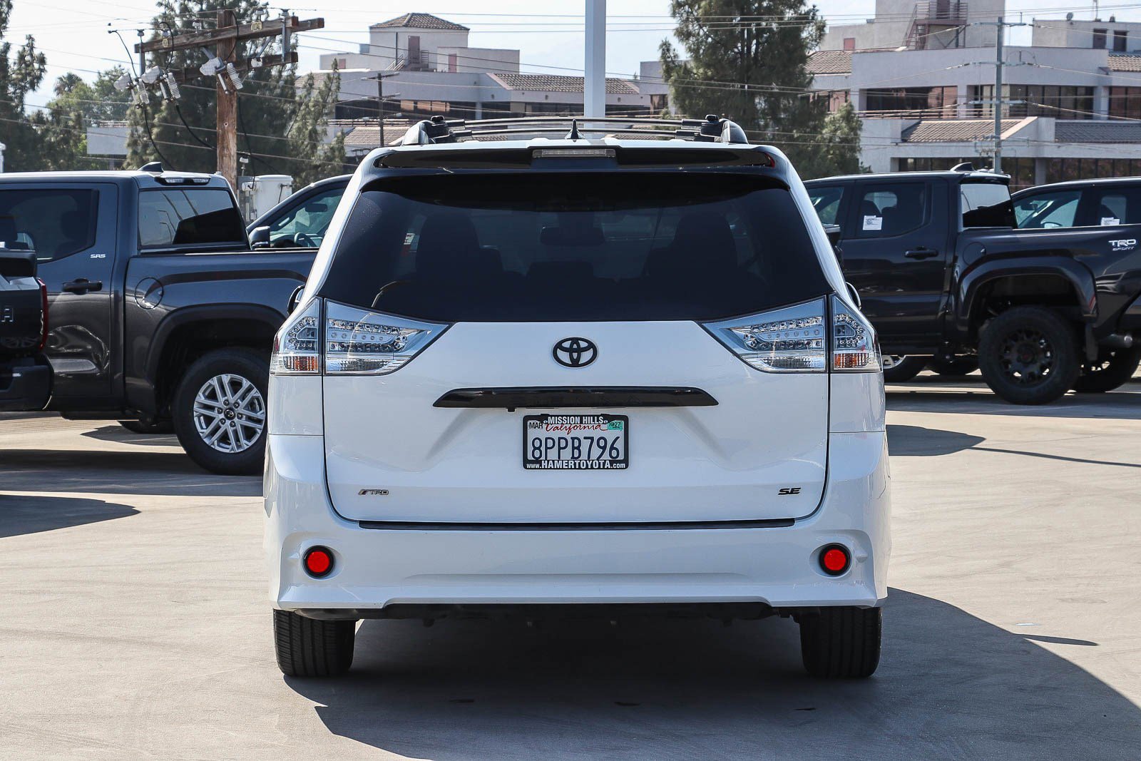 Certified 2020 Toyota Sienna SE w/ Nightshade Edition FWD image 6