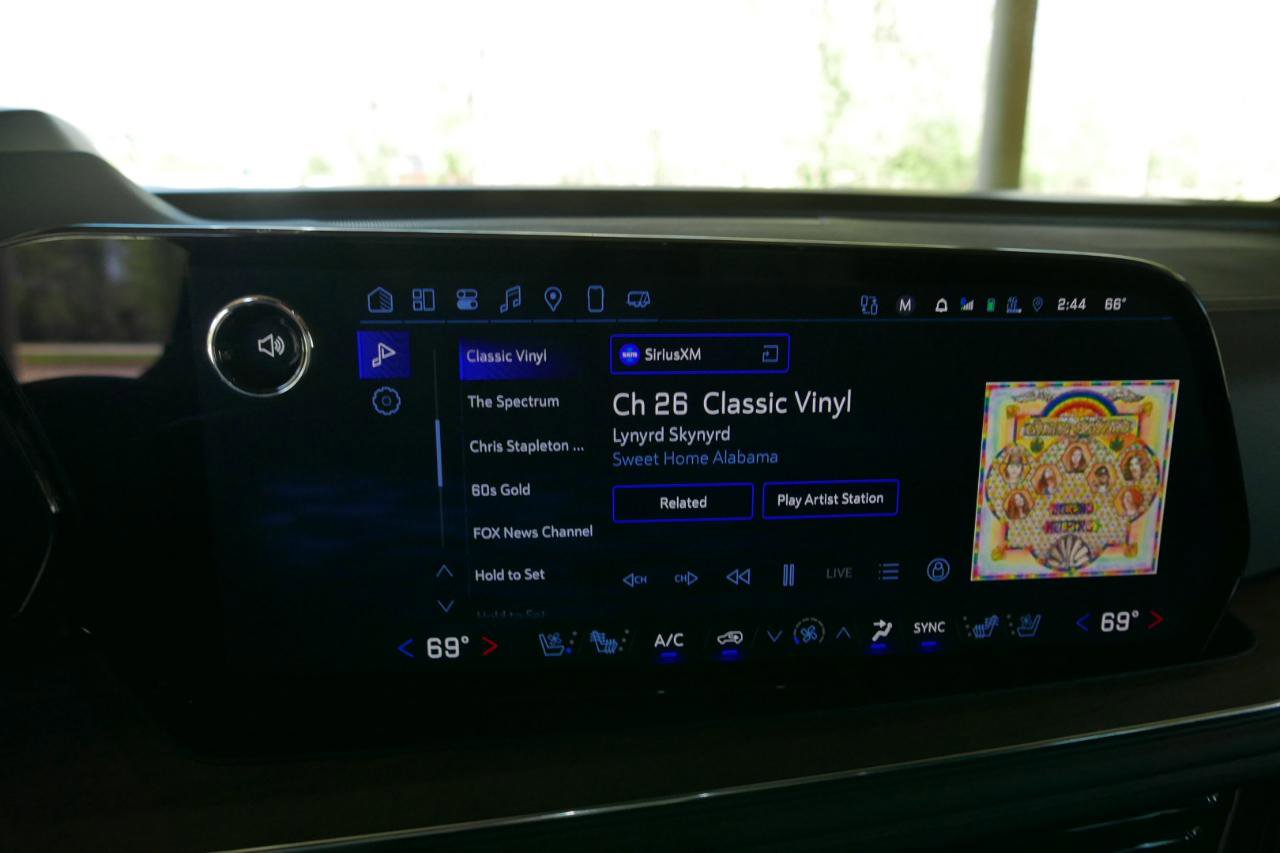 Used 2025 Chevrolet Suburban High Country image 22