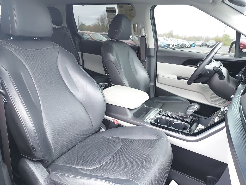 Used 2024 Kia Carnival SX Prestige image 32