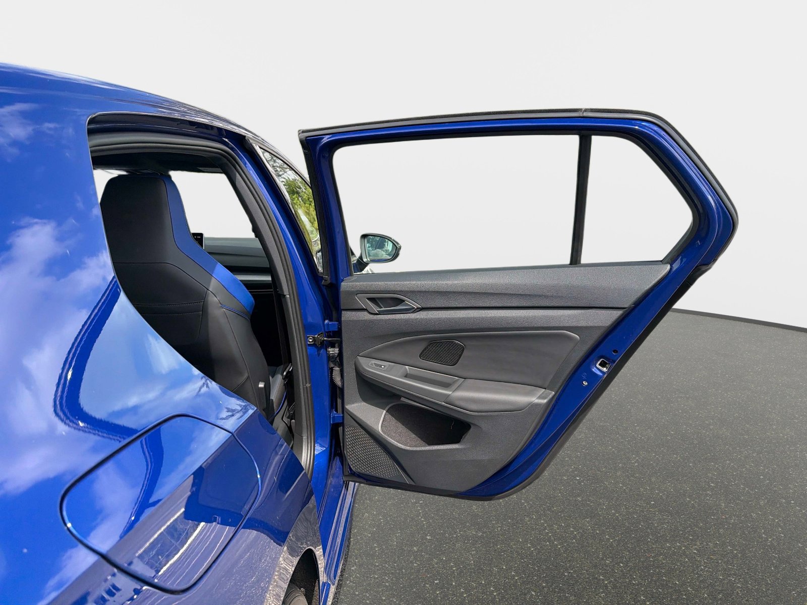 Used 2025 Volkswagen Golf image 28