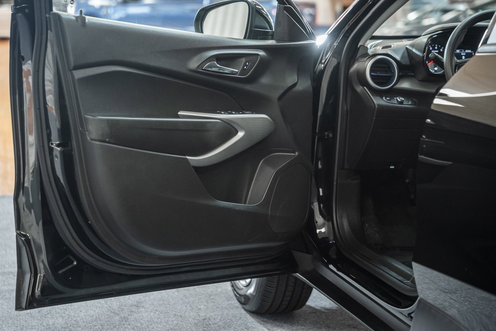 Used 2024 Chevrolet Trax LS w/ LS Convenience Package FWD image 31