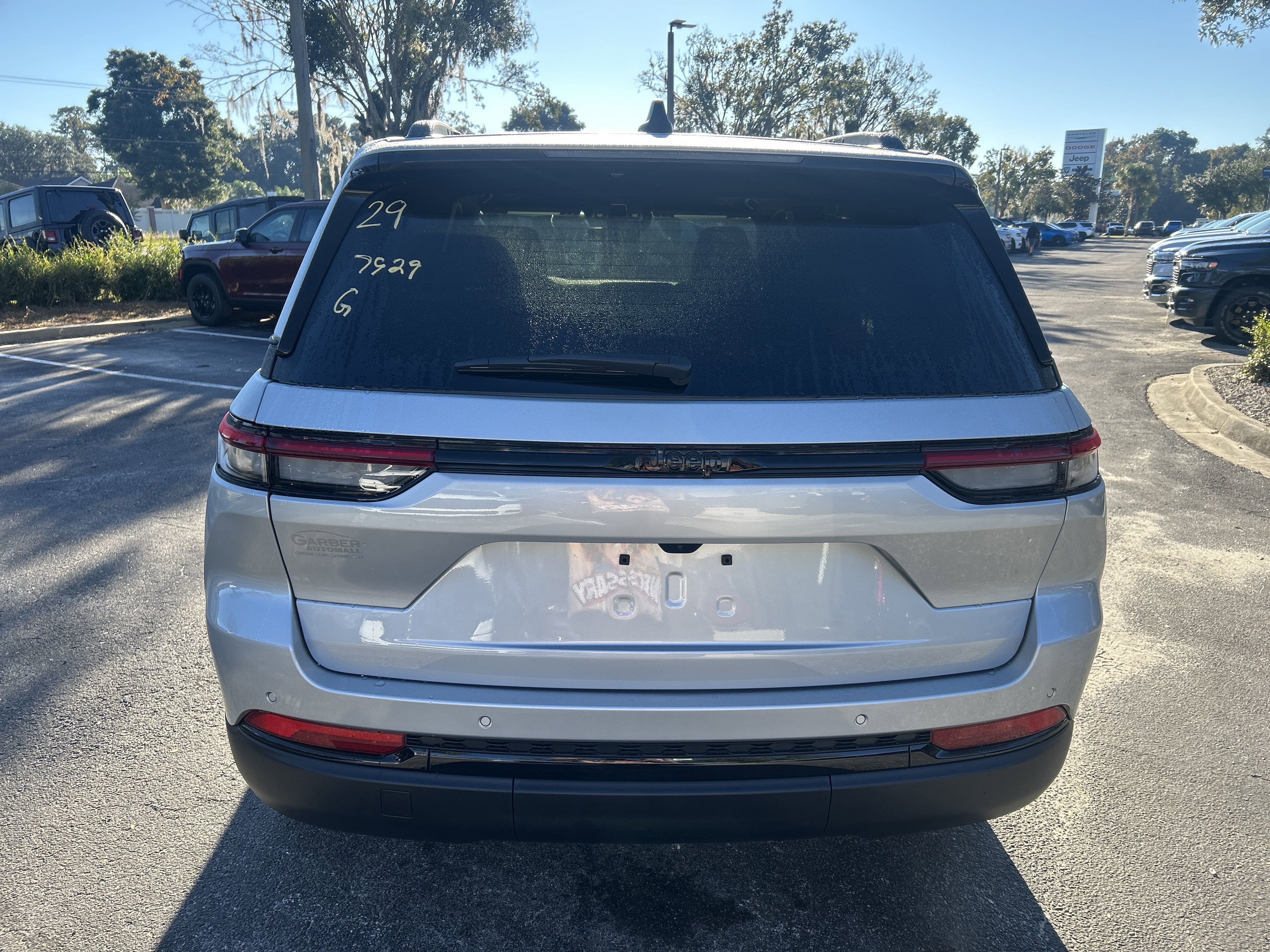 New 2025 Jeep Grand Cherokee Laredo image 6