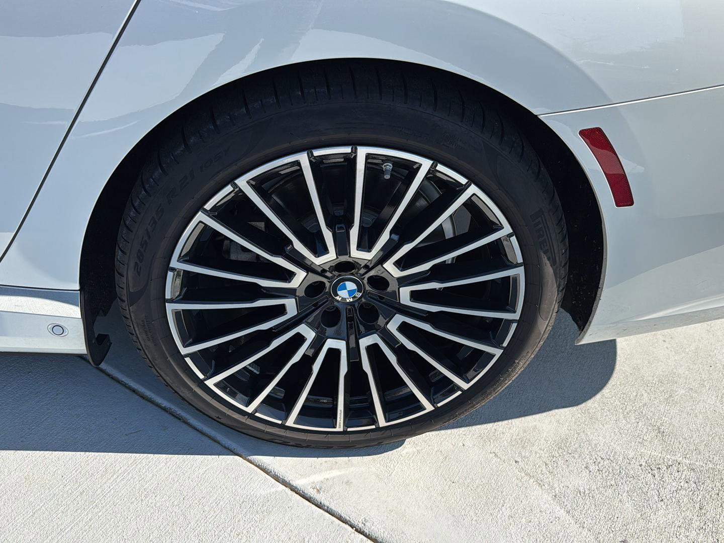 Used 2024 BMW i7 xDrive60 w/ Executive Package image 32