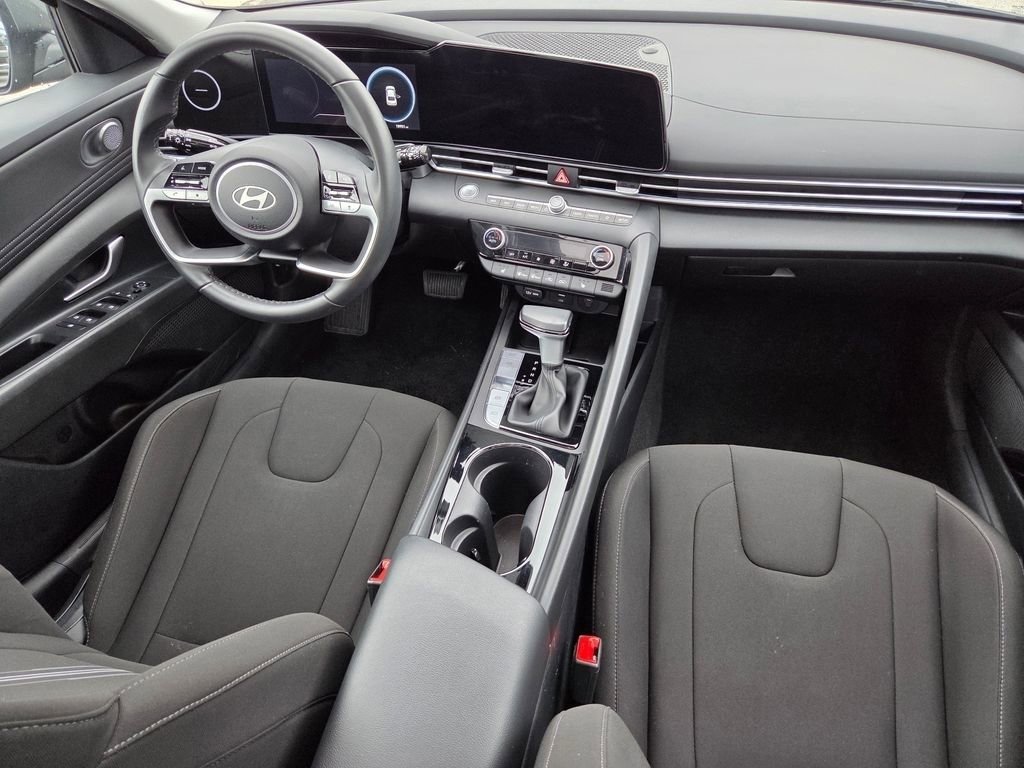 Used 2025 Hyundai Elantra SEL FWD image 30
