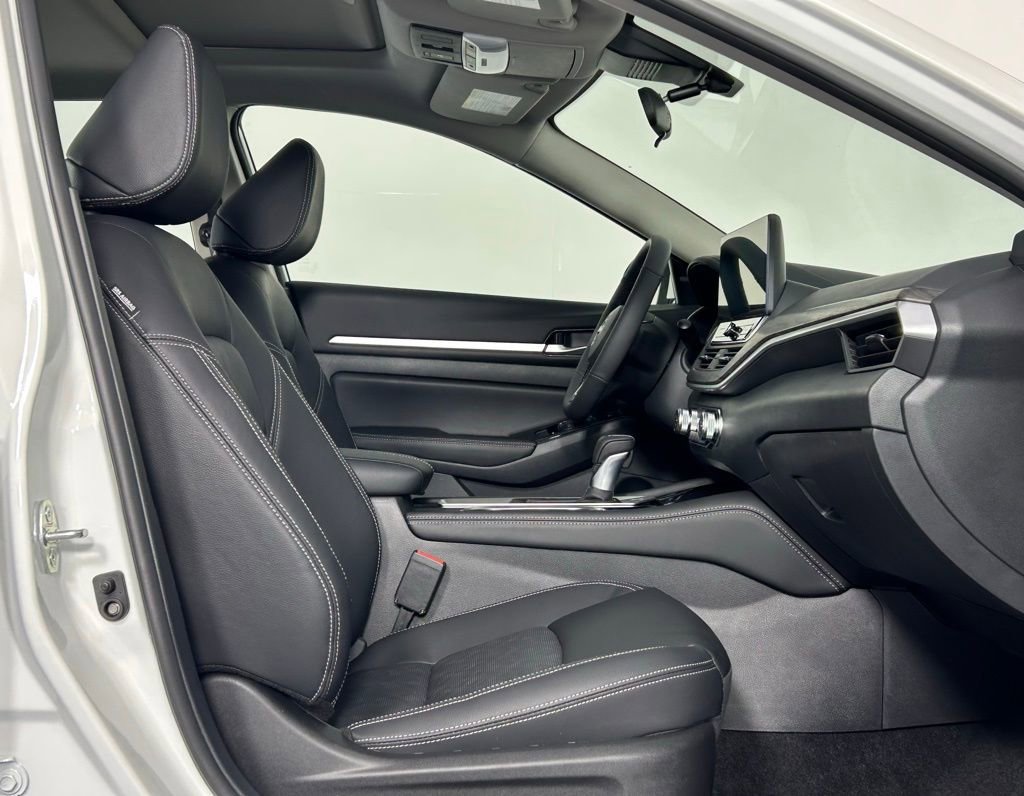 Used 2025 Nissan Altima 2.5 SL FWD image 10