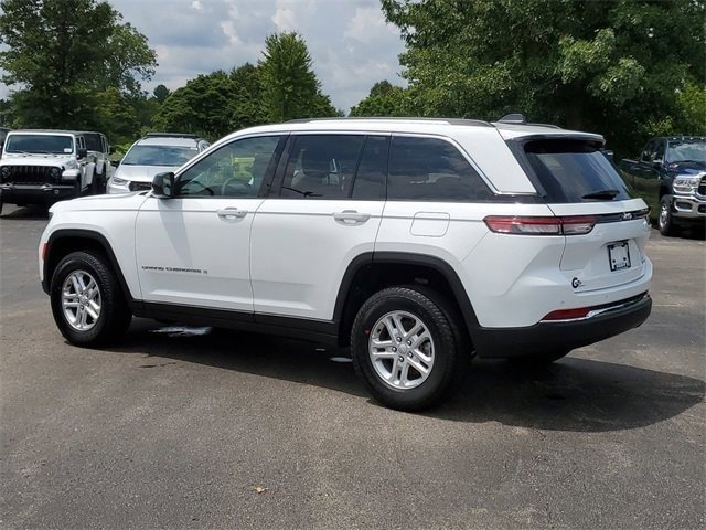 Used 2023 Jeep Grand Cherokee Laredo w/ Luxury Tech Group I image 3