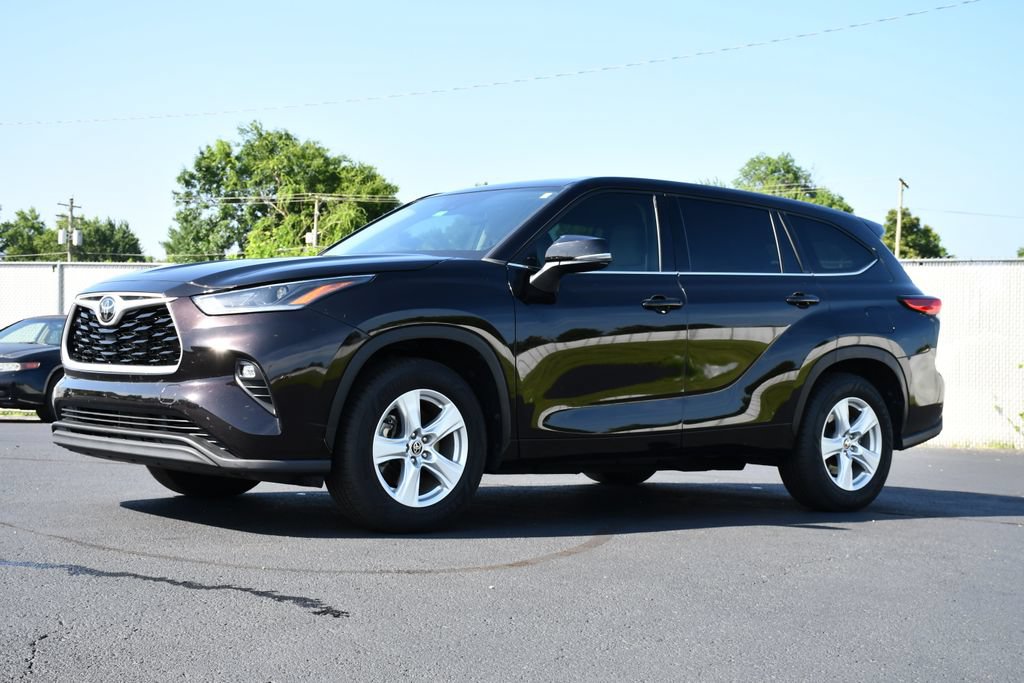 Used 2021 Toyota Highlander LE FWD image 3