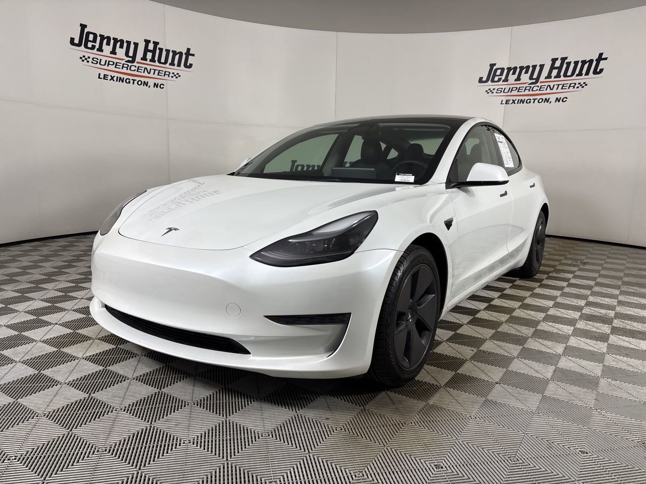 Used 2023 Tesla Model 3 Standard Range image 1
