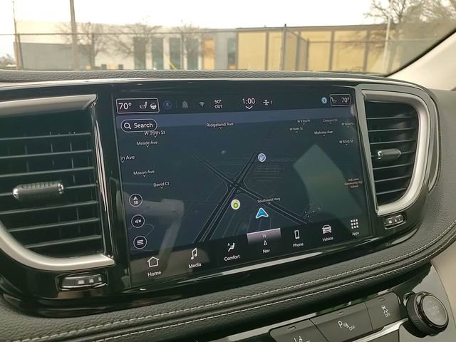 Used 2024 Chrysler Pacifica Select image 22