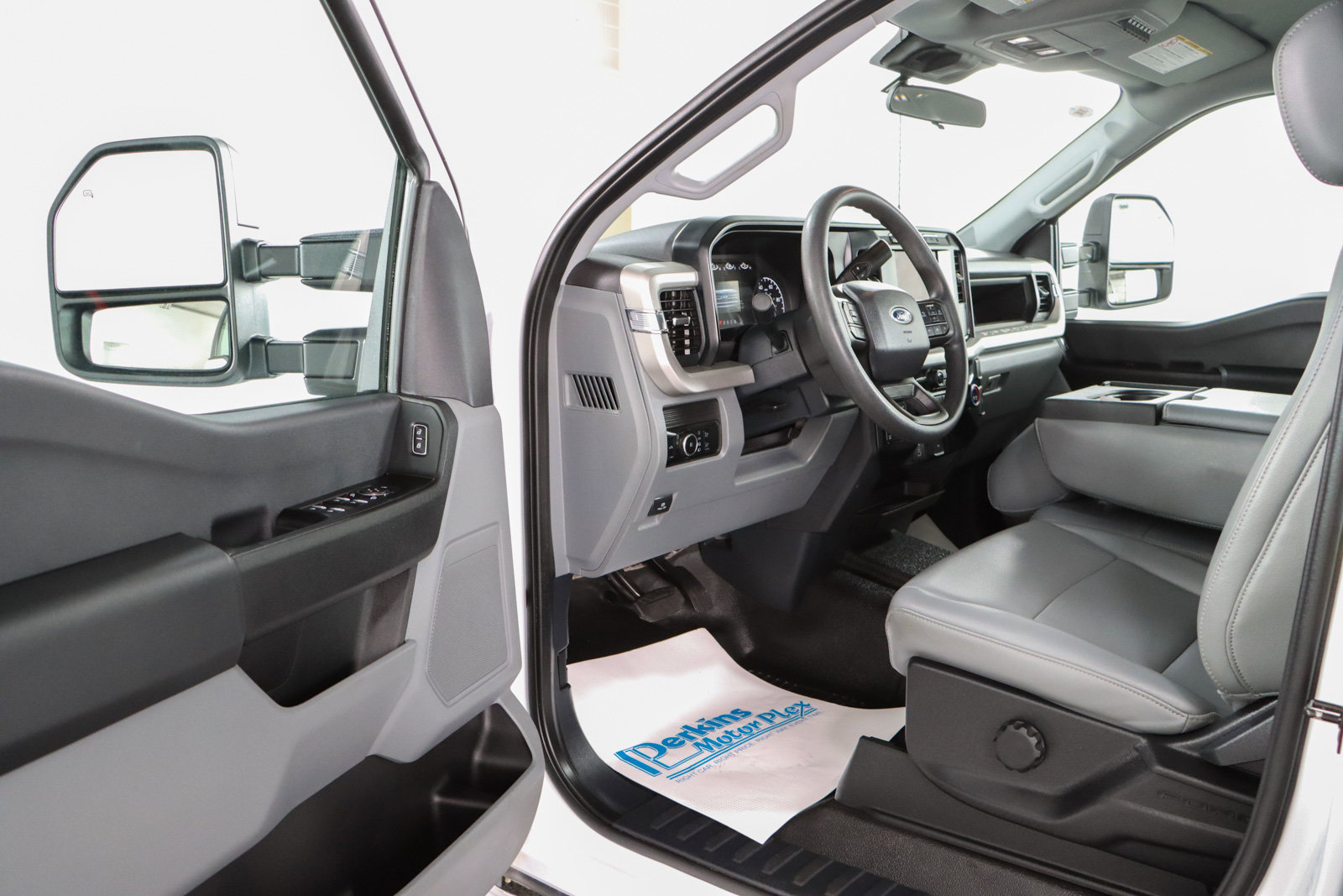 Used 2023 Ford F250 XL w/ FX4 Off-Road Package AWD/4WD image 4