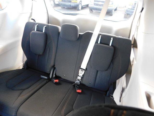 Used 2017 Chrysler Pacifica Touring image 13