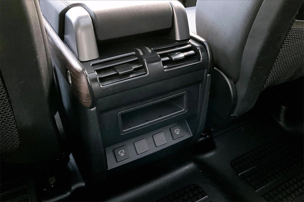 Used 2023 Land Rover Defender 110 X-Dynamic SE image 10