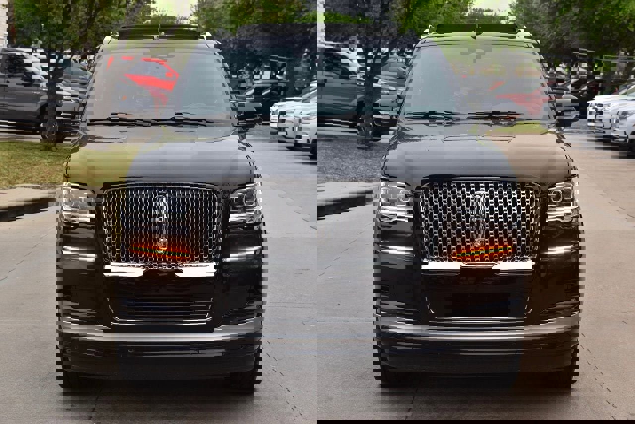 Certified 2024 Lincoln Navigator L 4WD image 3