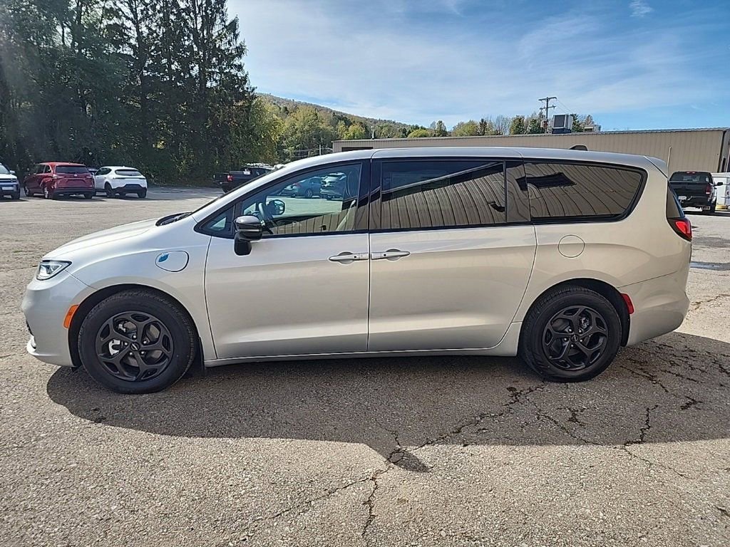 Used 2023 Chrysler Pacifica Limited w/ S Appearance Package image 5