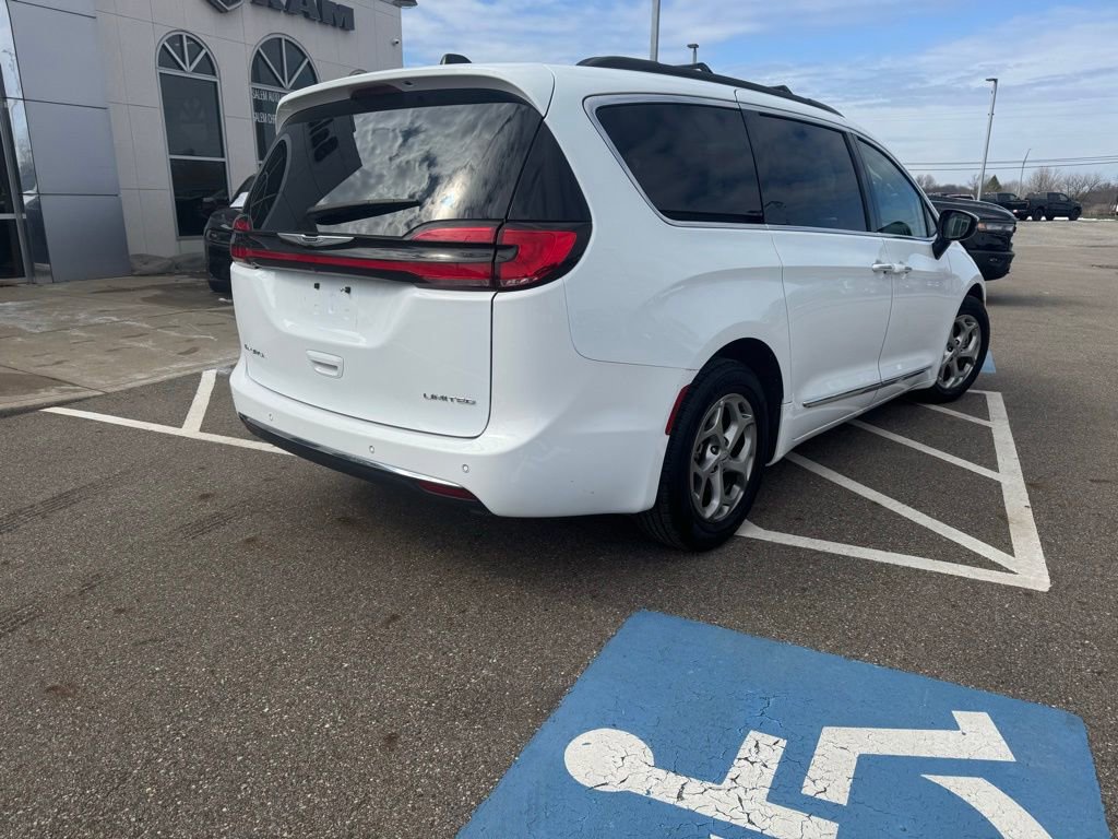 Used 2023 Chrysler Pacifica Limited image 11