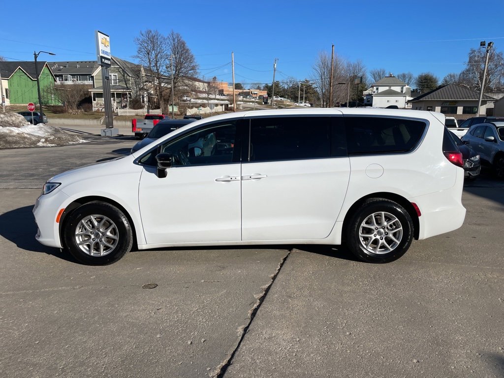 Used 2024 Chrysler Pacifica Touring-L image 2