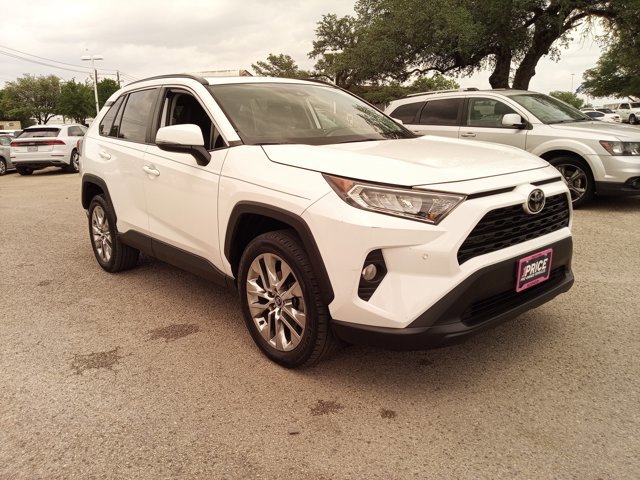 Used 2020 Toyota RAV4 XLE Premium image 3