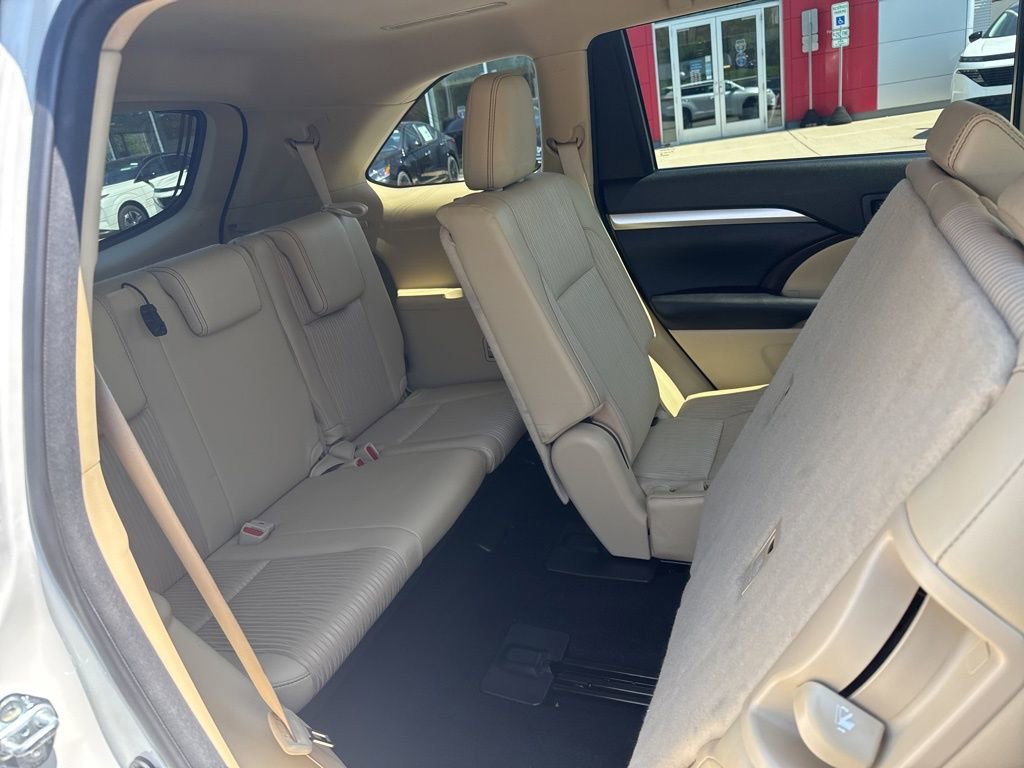 Used 2017 Toyota Highlander Plus AWD/4WD image 28