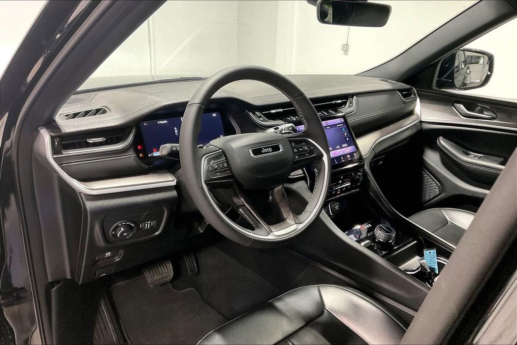 Used 2025 Jeep Grand Cherokee L Limited w/ Black Appearance Package image 16