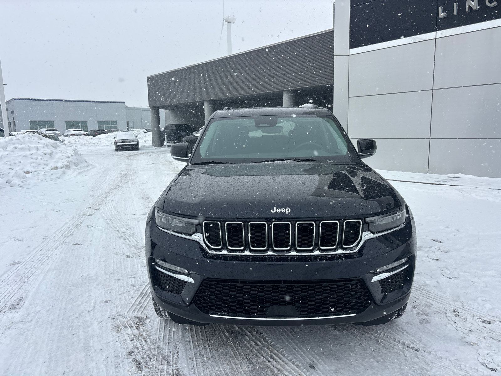 Used 2023 Jeep Grand Cherokee Limited image 2
