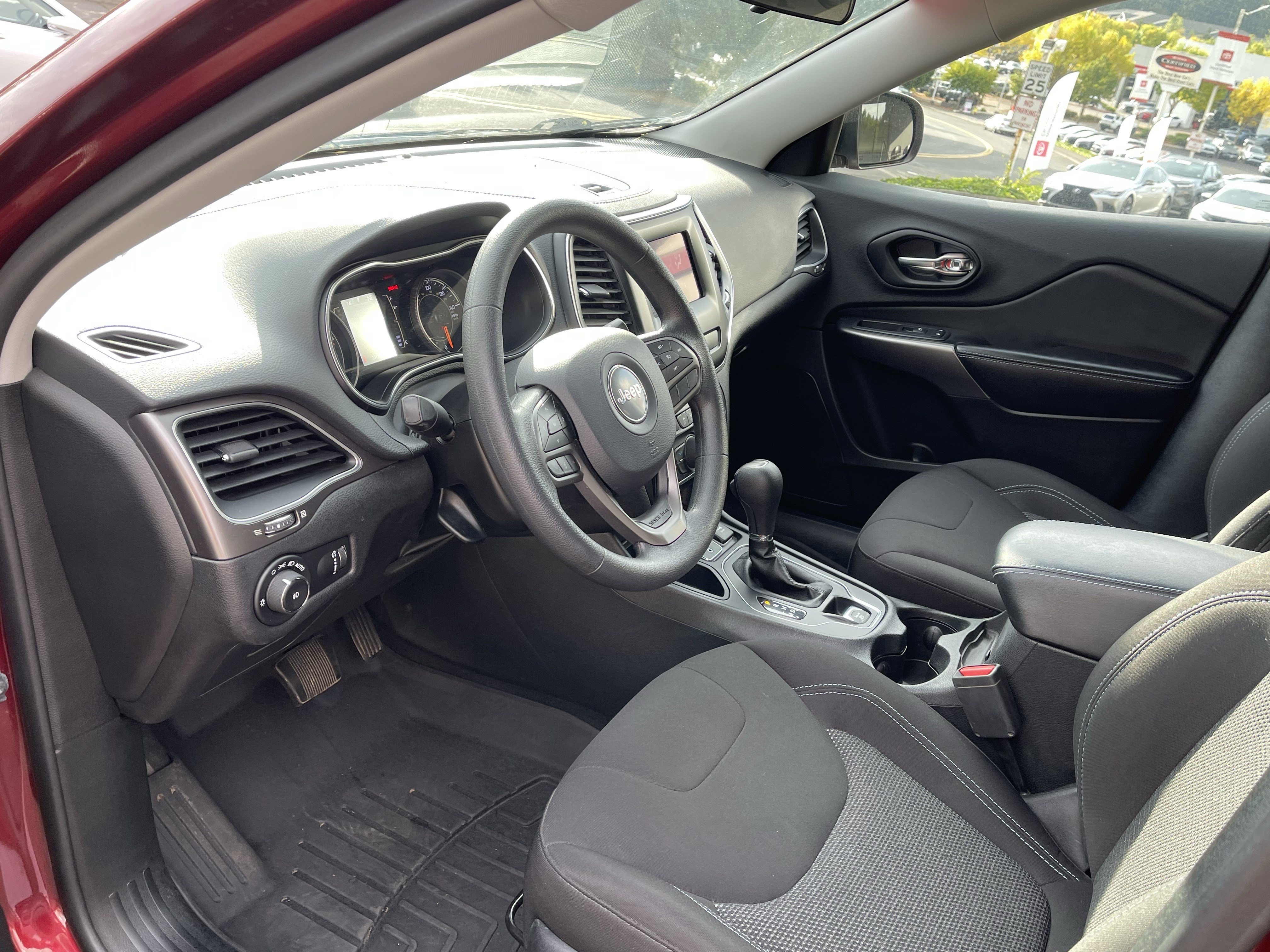 Used 2019 Jeep Cherokee Latitude w/ Popular Appearance Group FWD image 8