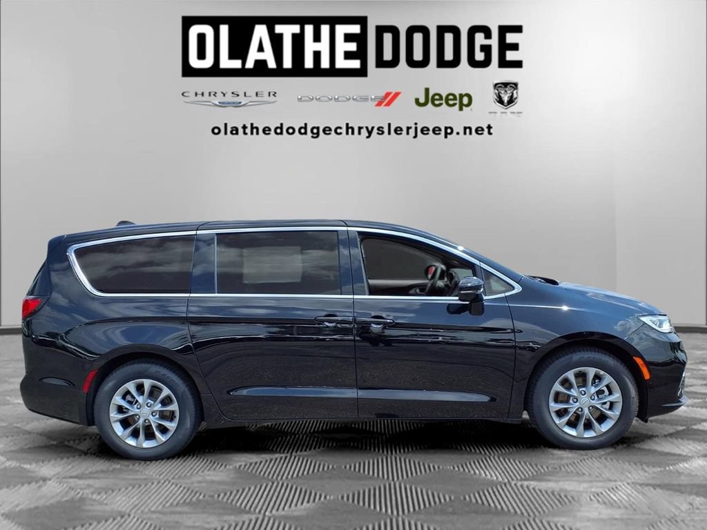 New 2026 Chrysler Pacifica Limited w/ Uconnect Theater Family Group FWD image 29