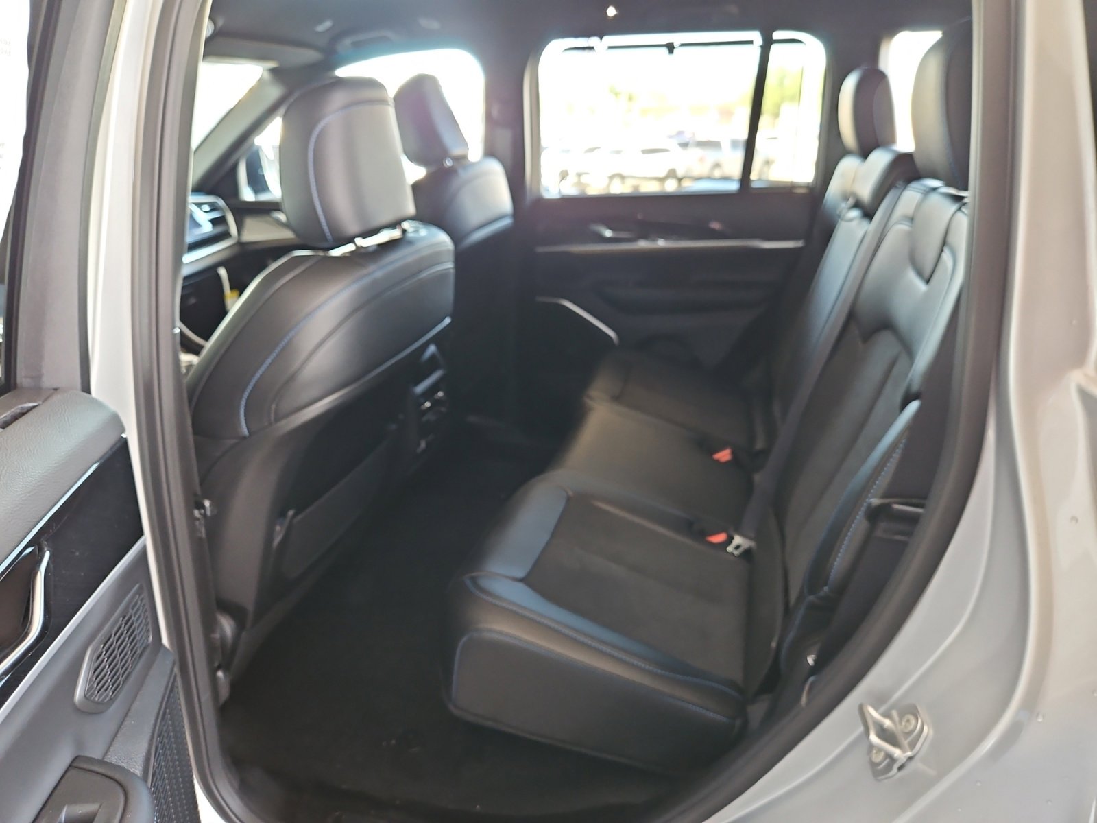 New 2025 Jeep Grand Cherokee Trailhawk w/ Luxury Tech Group III AWD/4WD image 17