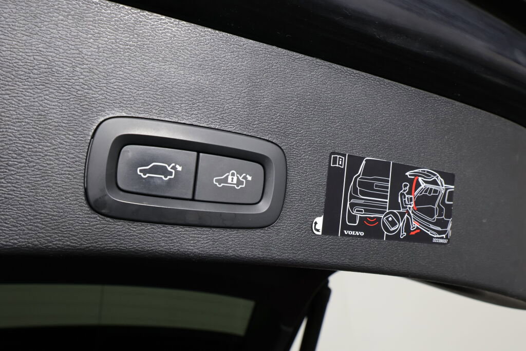 Used 2022 Volvo XC40 T5 R-Design image 19