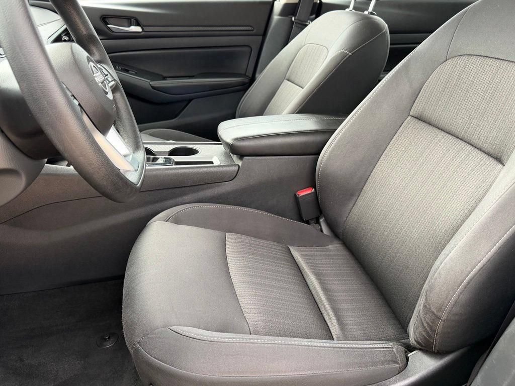 Used 2025 Nissan Altima 2.5 SV FWD image 13