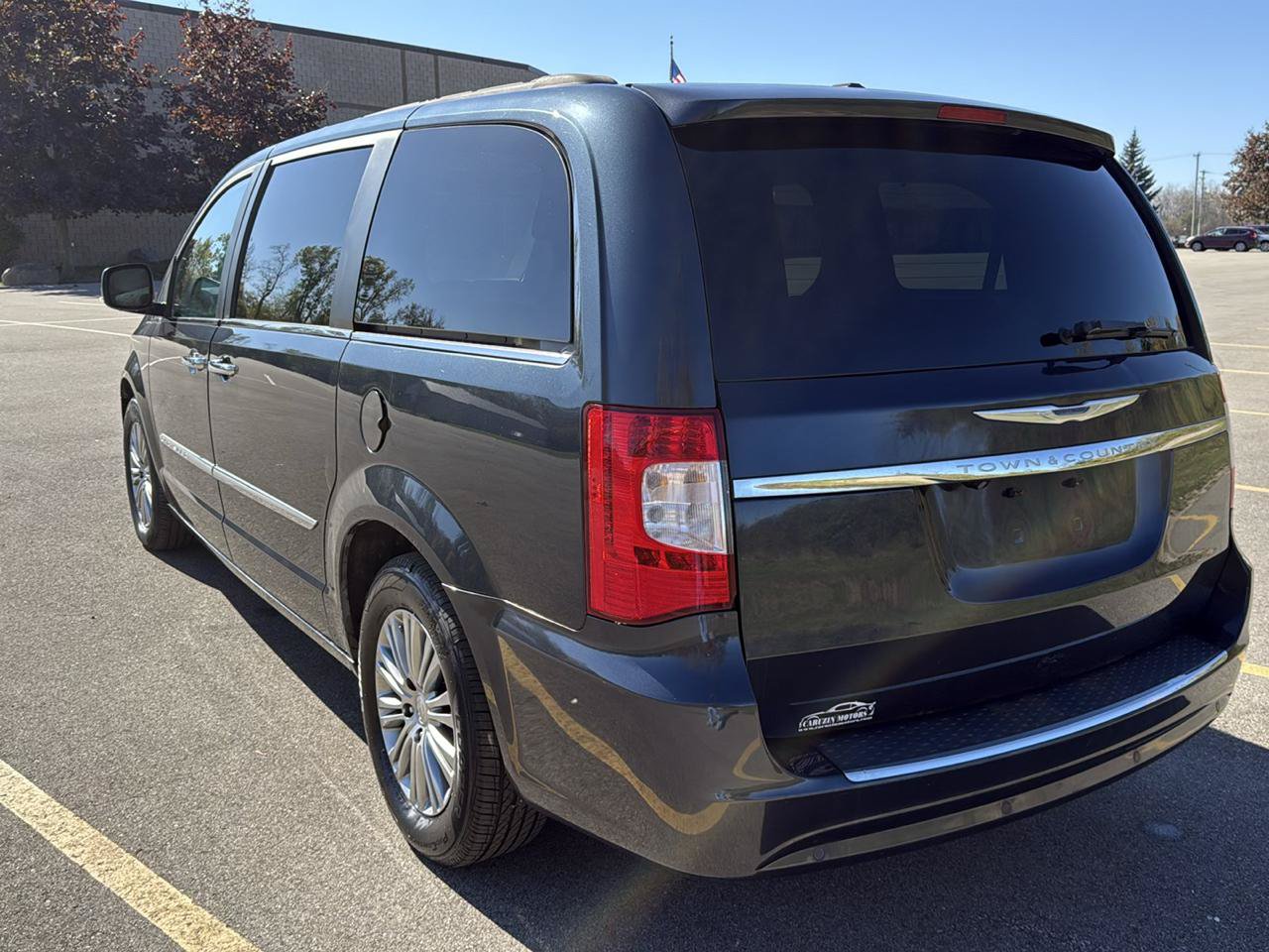 Used 2014 Chrysler Town & Country Touring-L FWD image 7