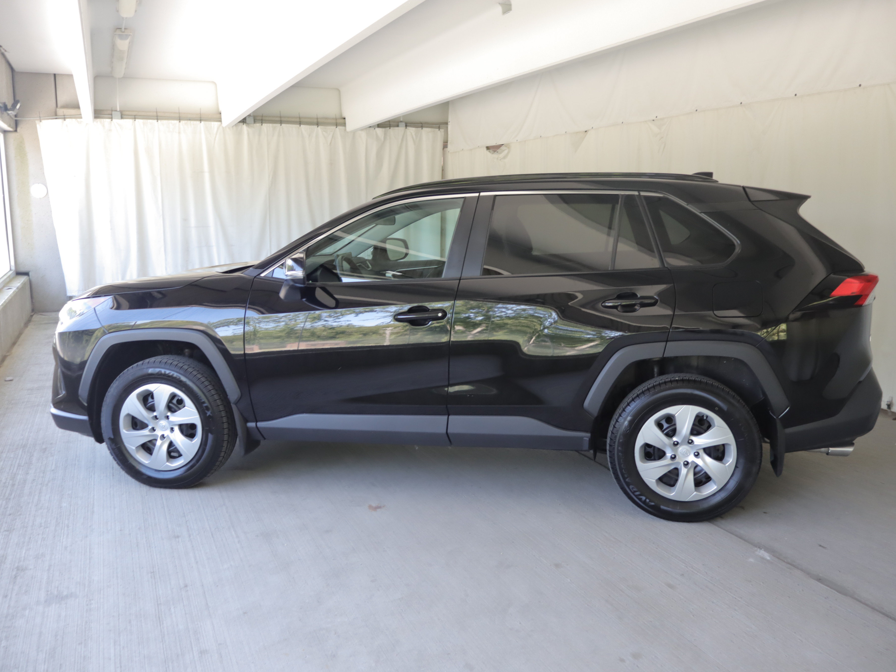 Used 2019 Toyota RAV4 LE AWD/4WD image 22
