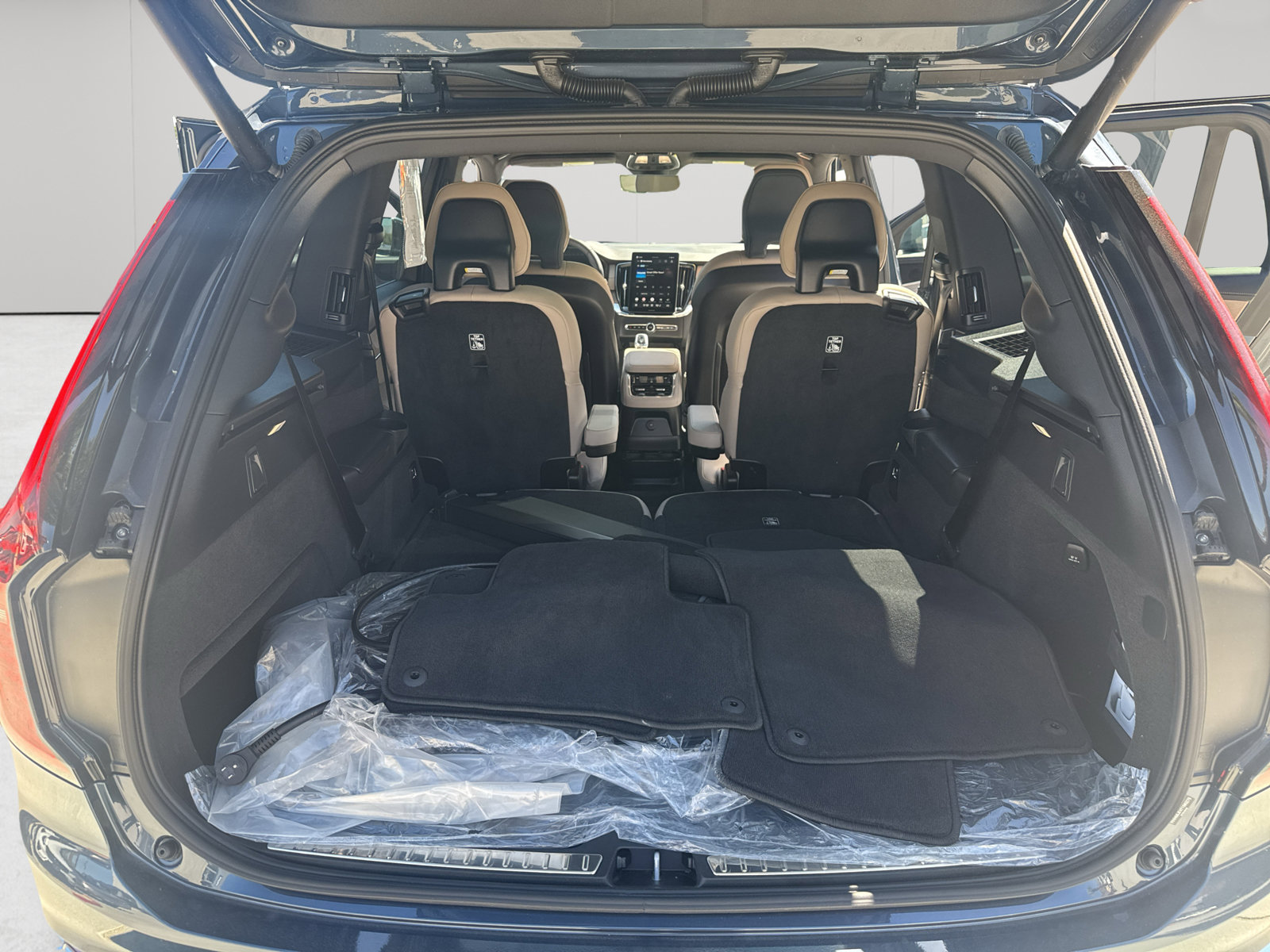 New 2026 Volvo XC90 T8 Plus w/ Protection Package AWD/4WD image 16