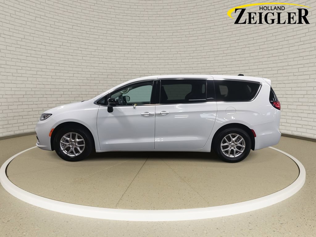 Used 2024 Chrysler Pacifica Touring-L image 8