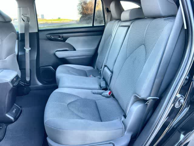 Used 2024 Toyota Highlander LE FWD image 14