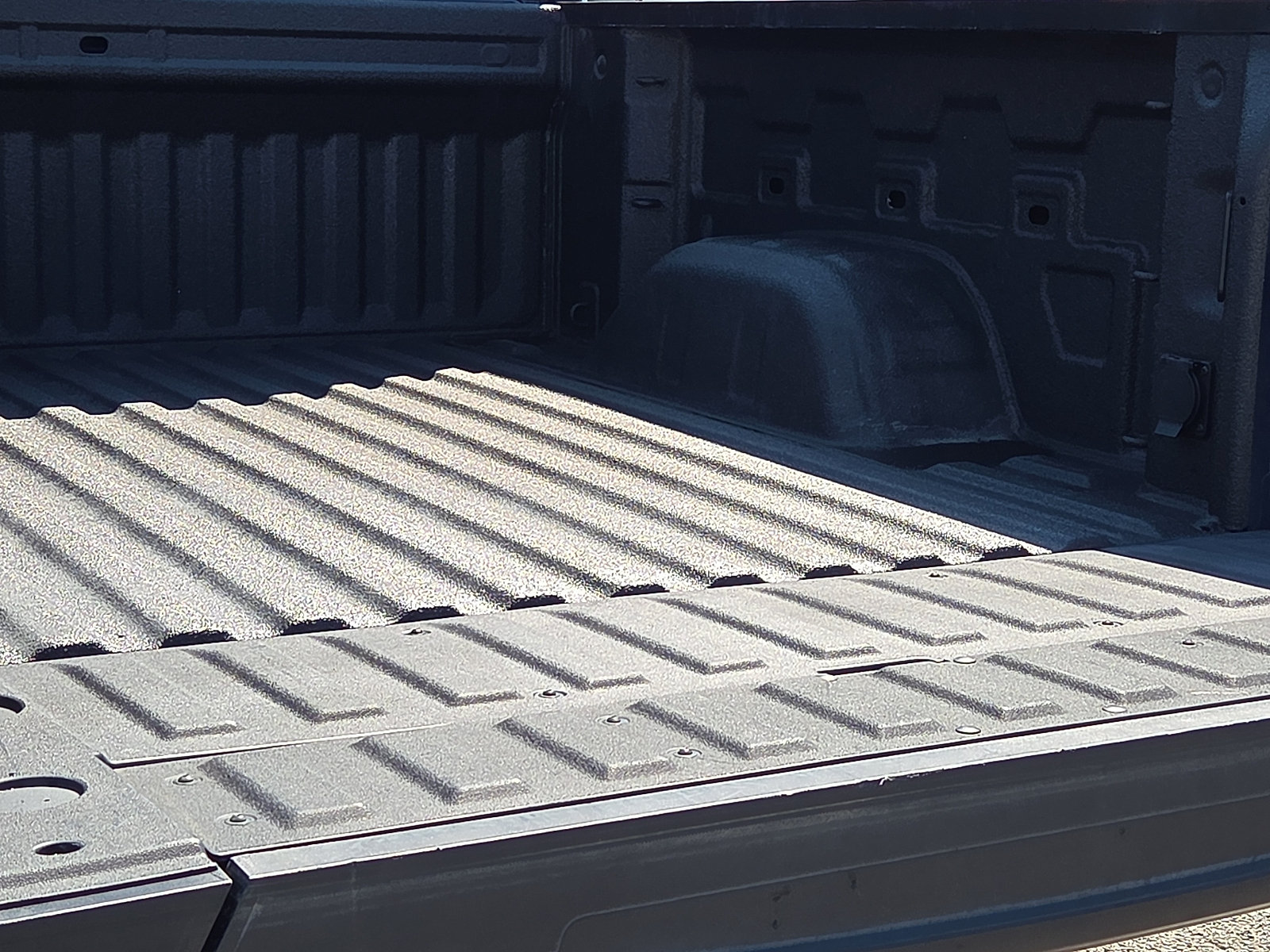 Used 2023 GMC Sierra 1500 SLE RWD image 9