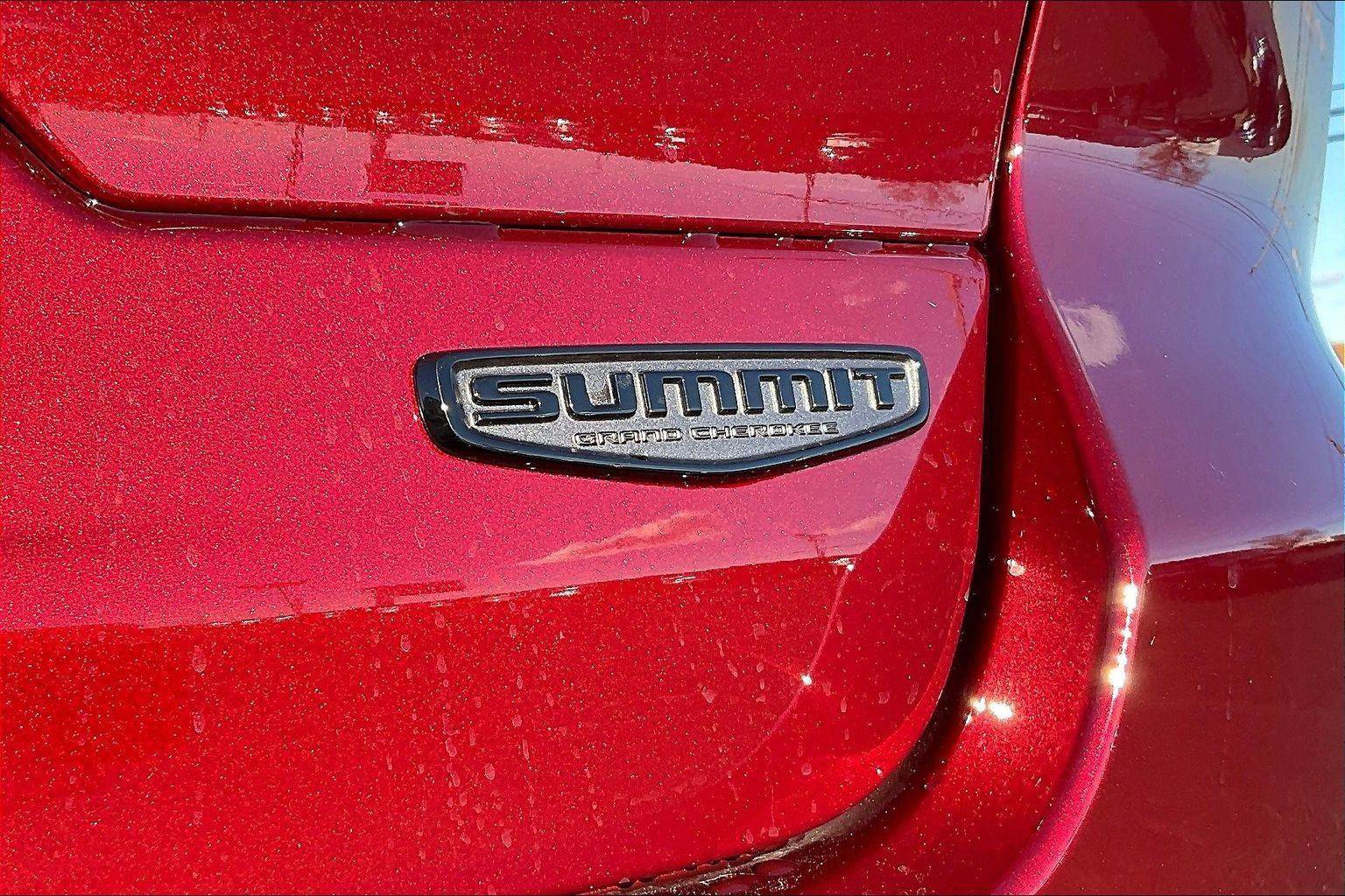 New 2025 Jeep Grand Cherokee Summit image 9