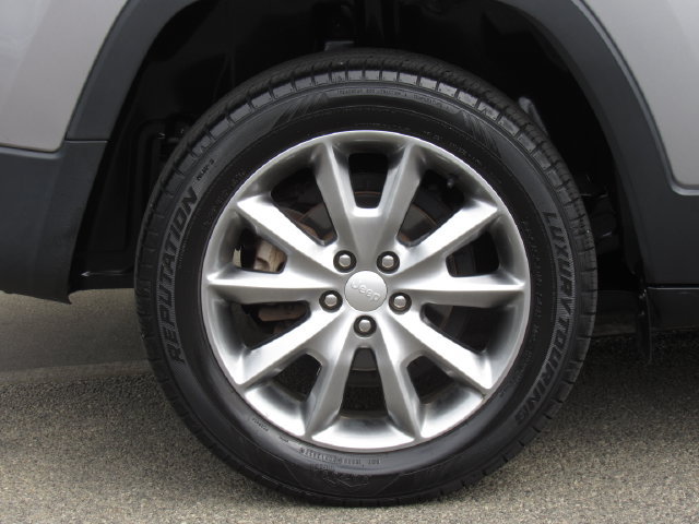 Used 2018 Jeep Cherokee Limited FWD image 35