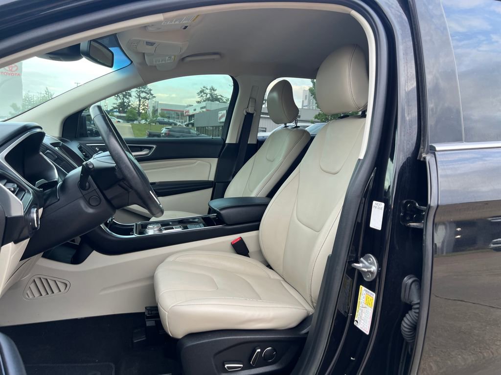 Used 2019 Ford Edge Titanium image 11