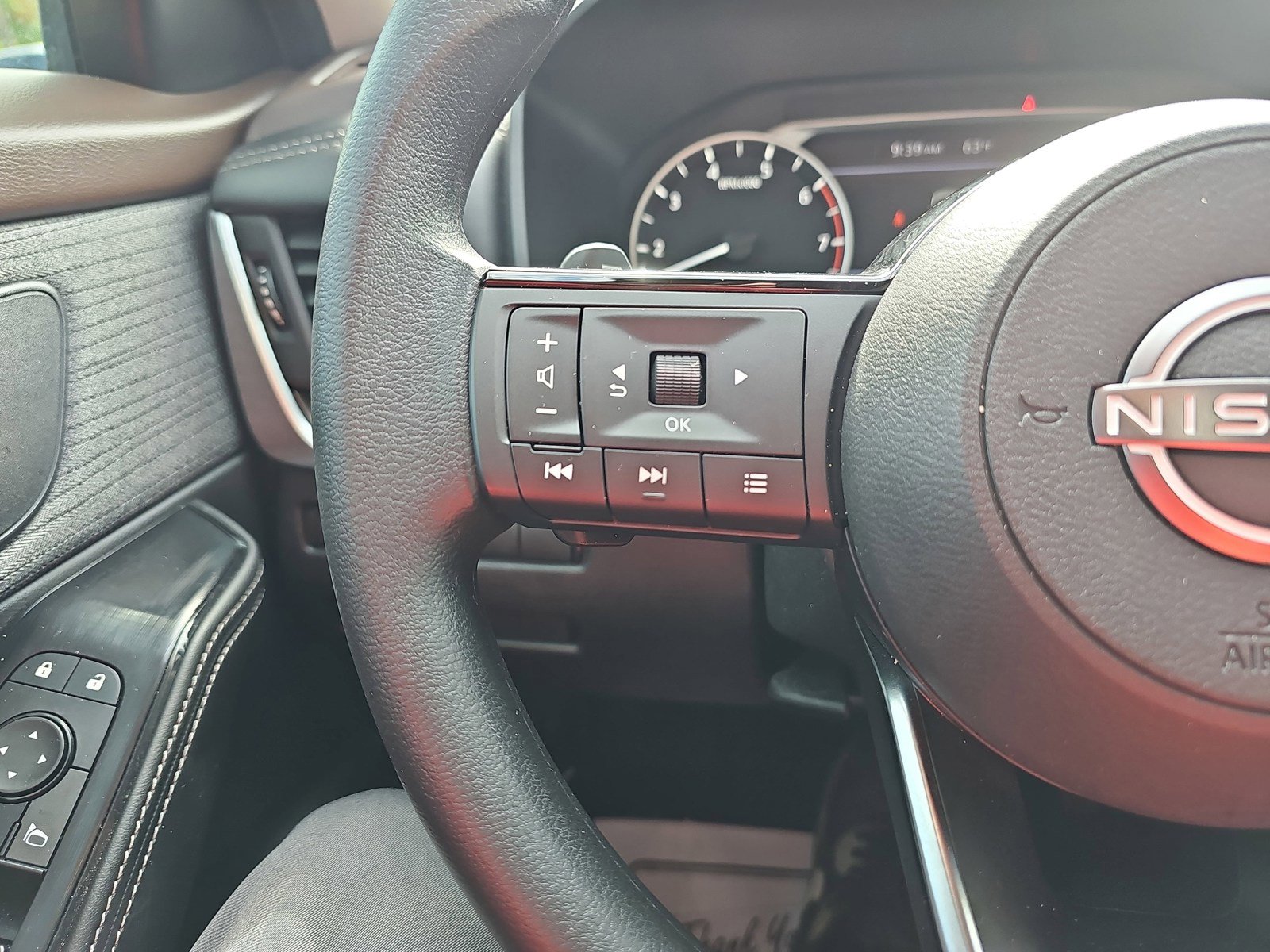Used 2023 Nissan Rogue SV FWD image 18