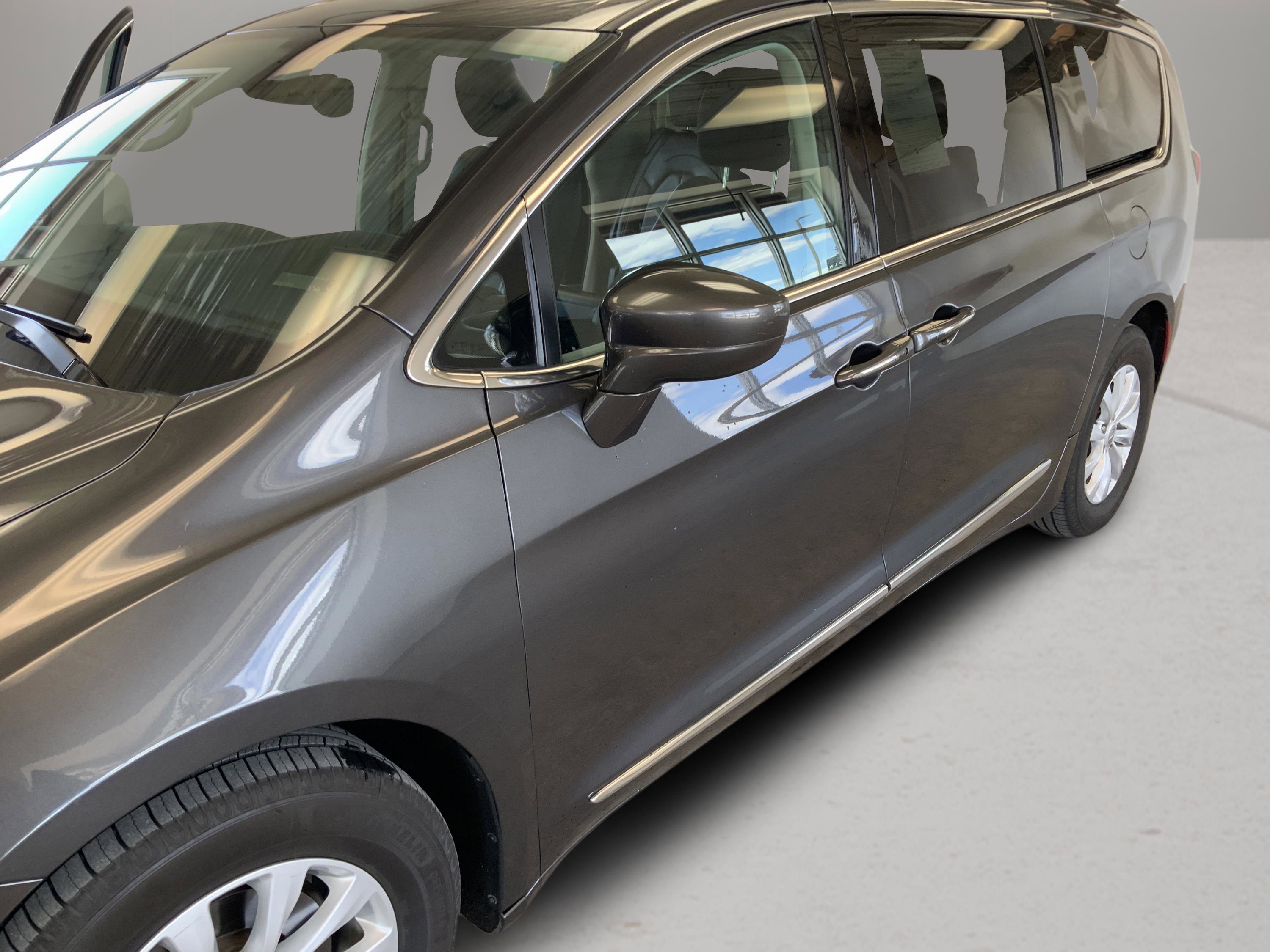 Used 2017 Chrysler Pacifica Touring-L FWD image 26