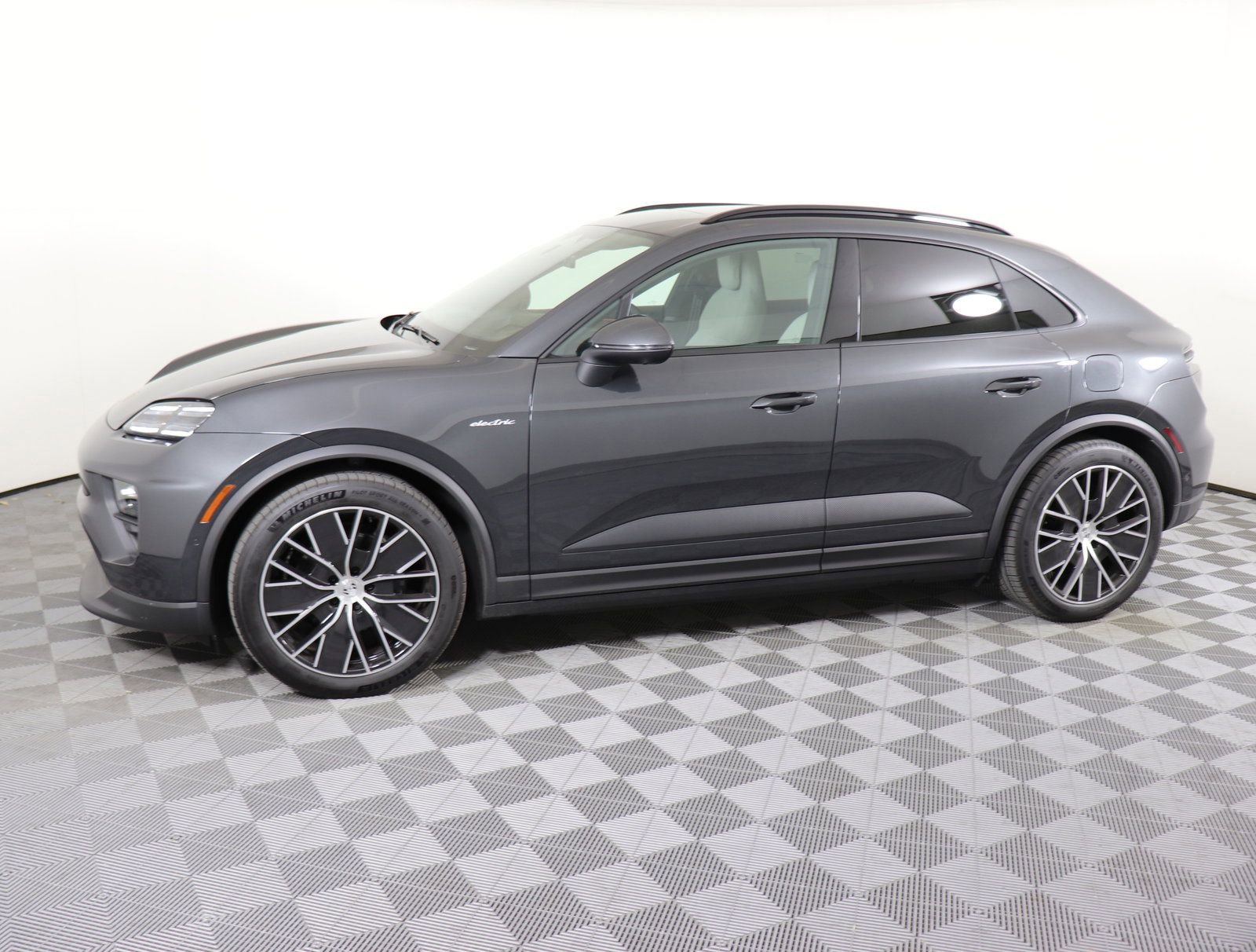 Used 2024 Porsche Macan 4 Electric image 2