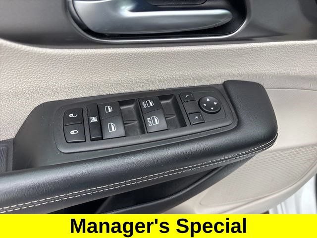 Used 2023 Chrysler Pacifica Touring-L FWD image 13