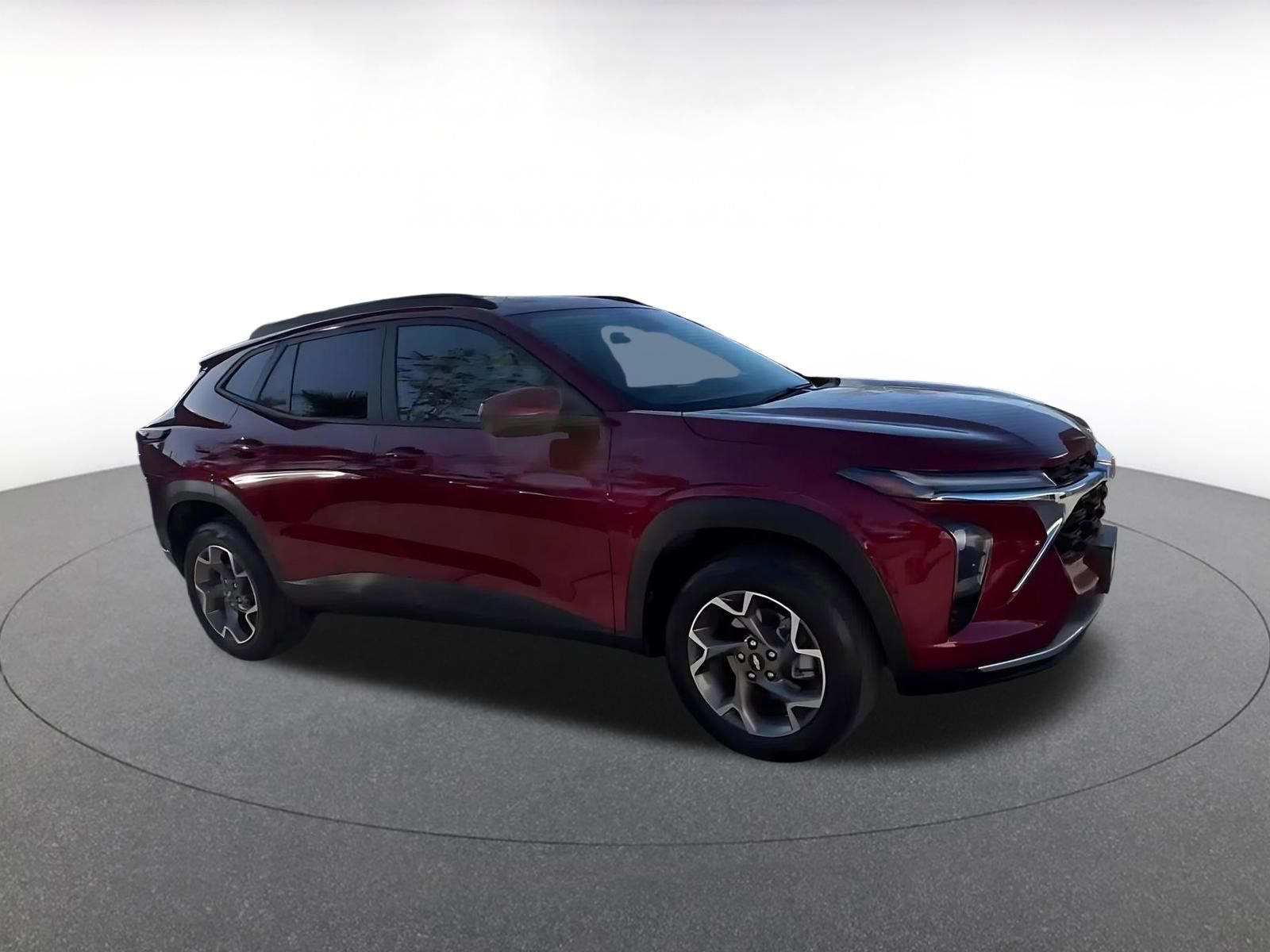 Used 2025 Chevrolet Trax LT image 2