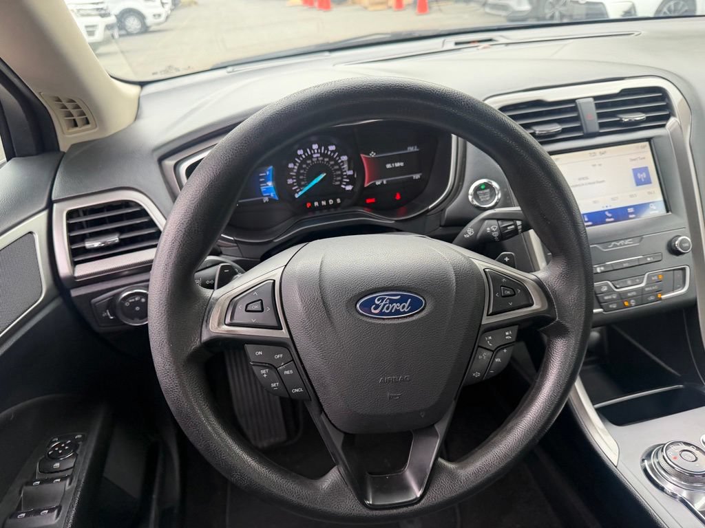 Used 2019 Ford Fusion SE FWD image 5