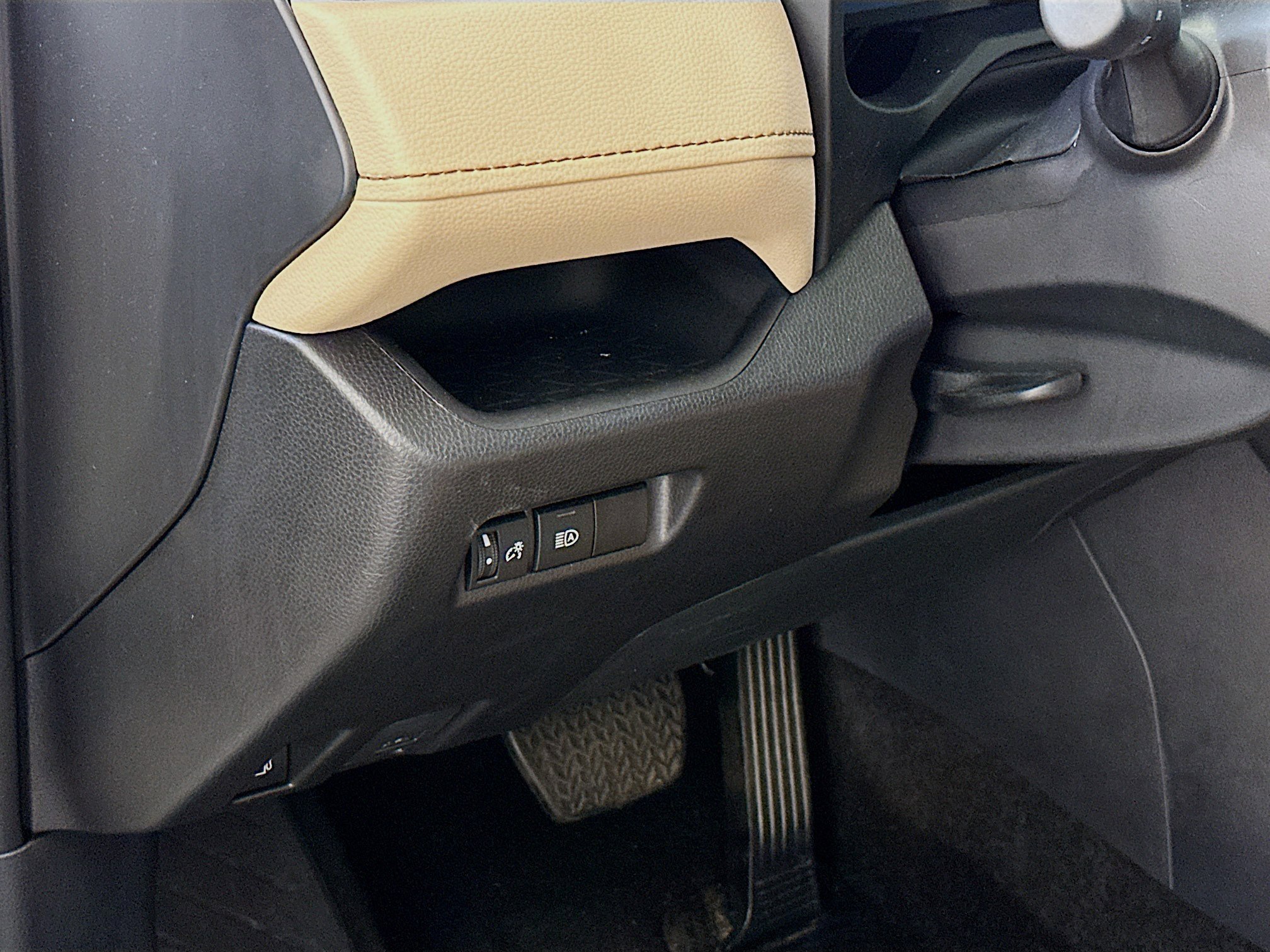 Used 2025 Toyota RAV4 LE image 17